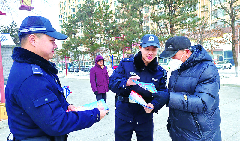 头题图，铁岭市公安局深入开展“清风禁赌・幸福平安”主题宣传活动，用通俗方式筑牢群众拒赌思想防线。李影摄