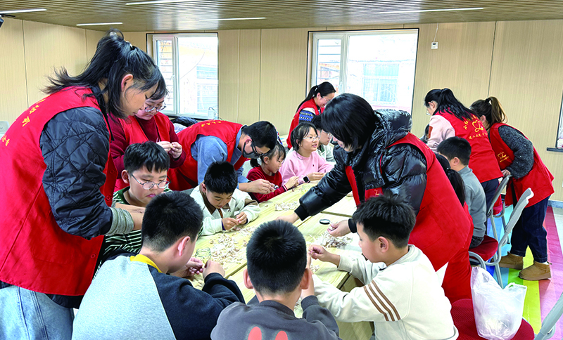 志愿者带着孩子们做手工