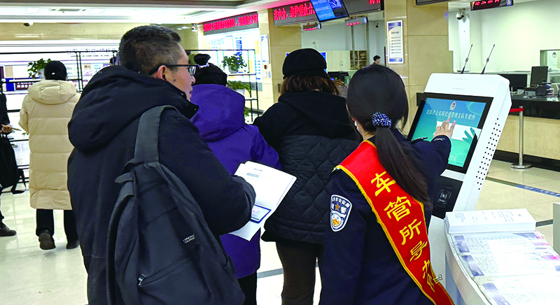 （王聪稿）辅警高欣引导群众排号