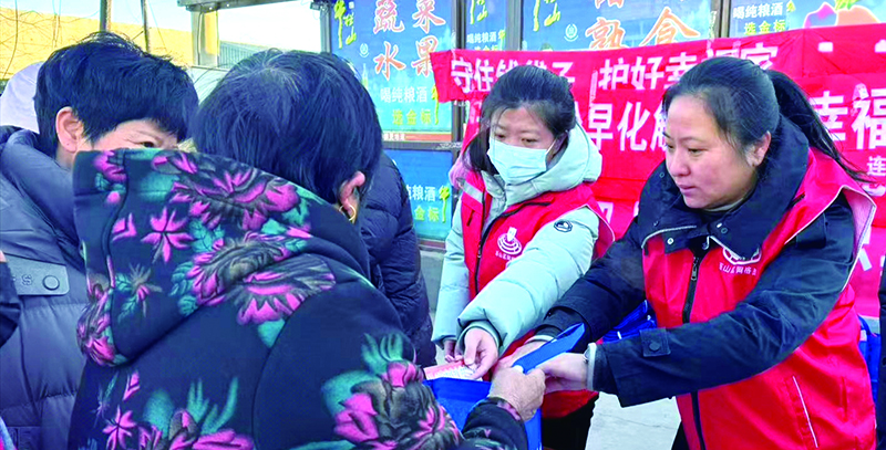 （郑子超稿）群众领取宣传材料