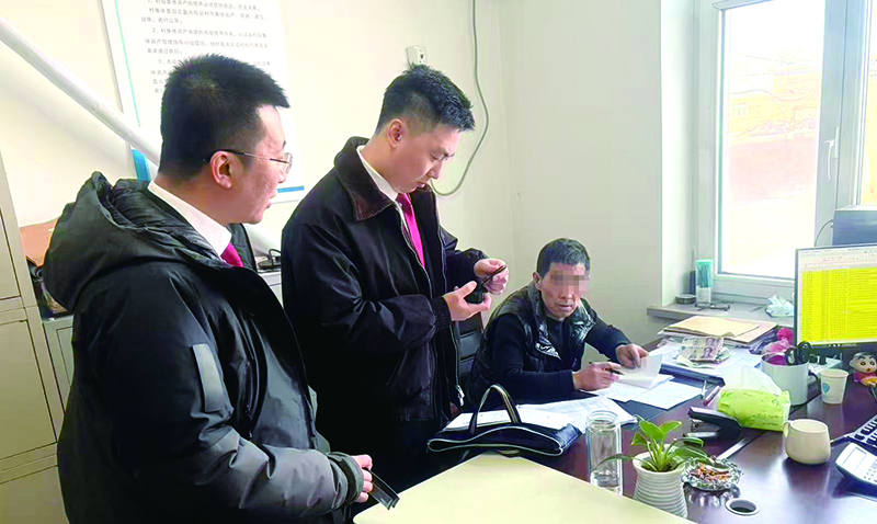 向被人执行人释法（坐着的人打码）