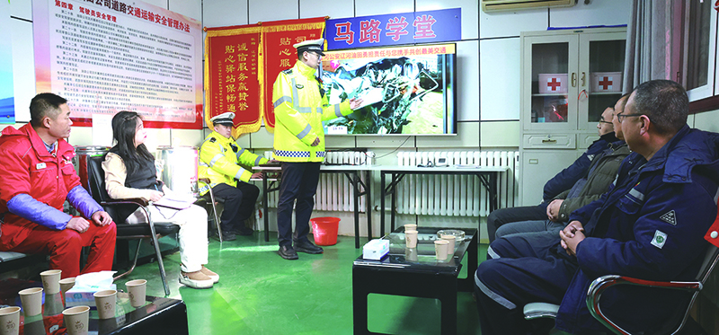 1 记者（左二）与司机师傅一起在贾广英（左四）的安全驾驶小课堂听课