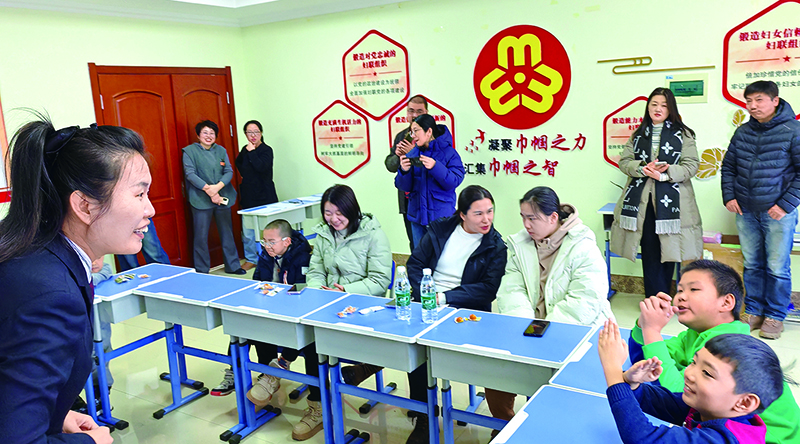 3铁岭县人民检察院未检检察官谢小雪与孩子们互动