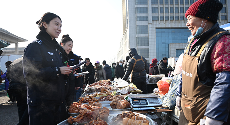 二题图，老边公安走进老边区最具烟火气的“钢铁大集”，春节普法“一线”拜年。