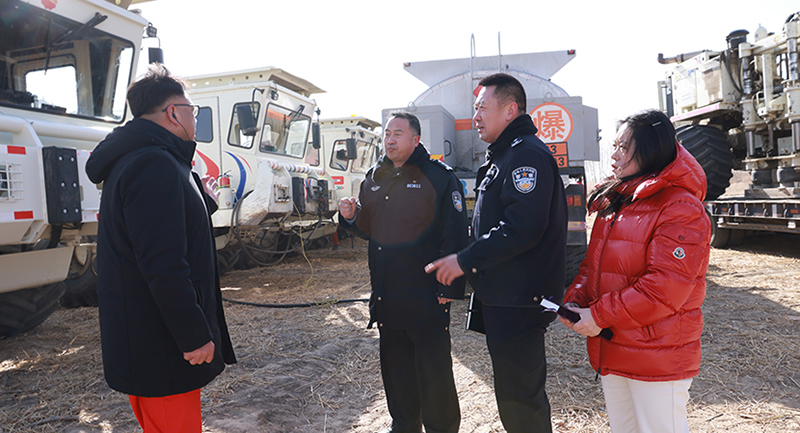 头题图，记者跟随张俊勇（左二）和李海峰（右二）前往作业现场。