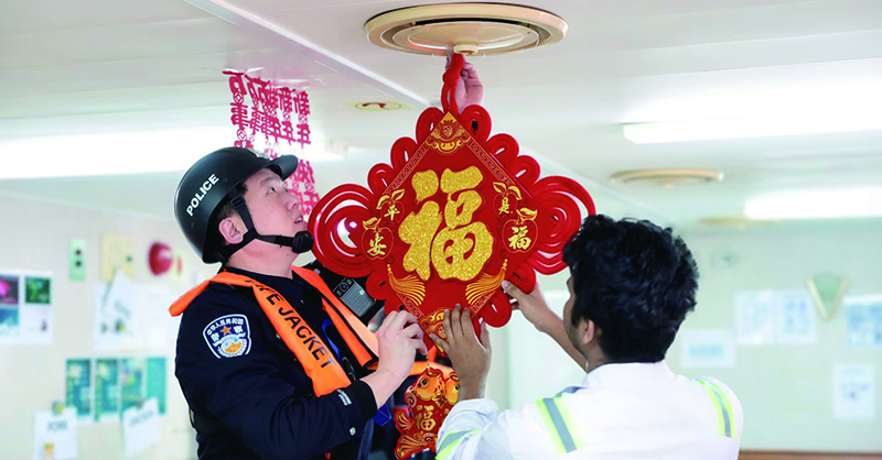 南 民警登轮与船员共贴窗花、同挂中国结