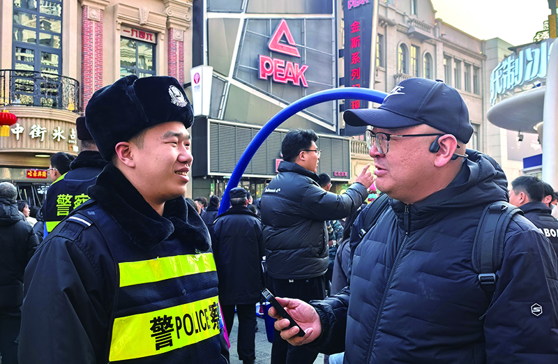 中 记者听门广斌讲述自己的“新年心愿”。韦达摄