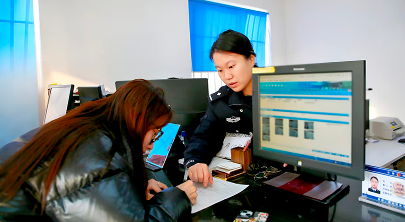 头题图，民警指导大学生填写表格信息