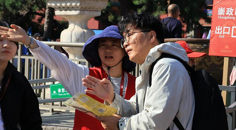 沈阳志愿者为游客提供贴心服务1