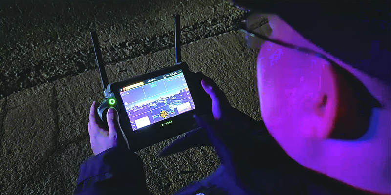 头题图，晚上8点，建设派出所副所长赵哲正操控着搭载热成像设备的无人机进行夜间巡航。