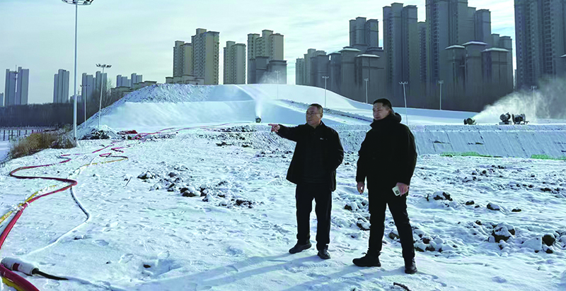 2沈北新区法院 虎石台法庭庭长朱闯(左)与温泉度假中心的项目经理共同排查安全隐患