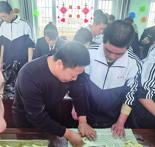 葫芦岛稿子 与孩子们一起包饺子