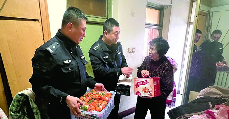 今年春节,长胜派出所民警看望李秀云老人