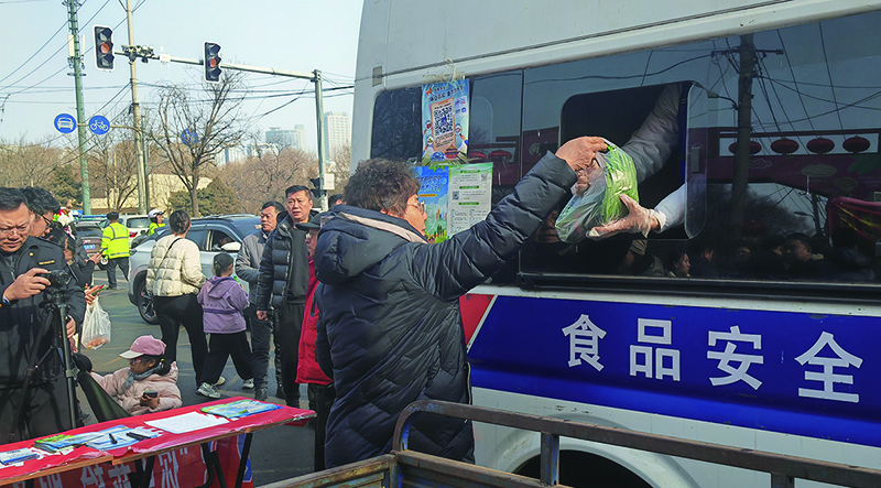 食品安全快速检测车开进早市