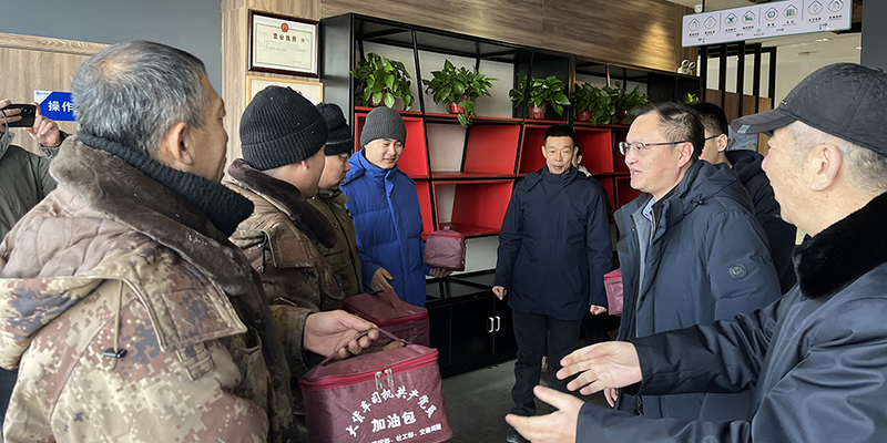 铁岭市委社会工作部工作人员在春节期间慰问大货车司机。