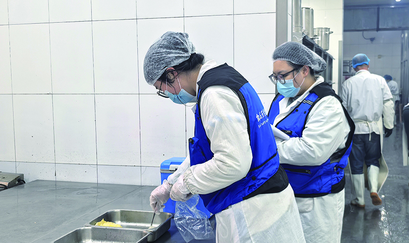 食品快检操作人员在食堂现场取样