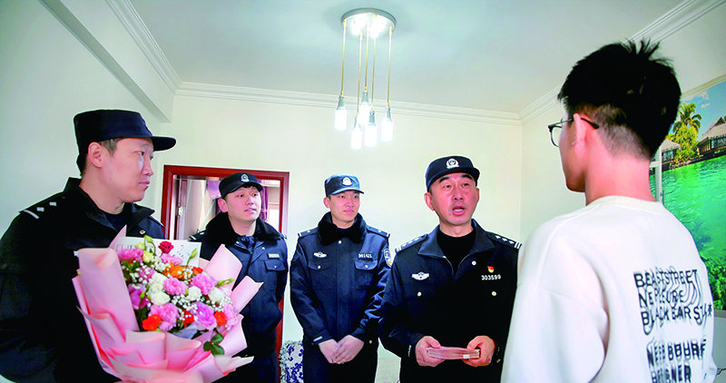 小桐稿 民警送来被骗钱款