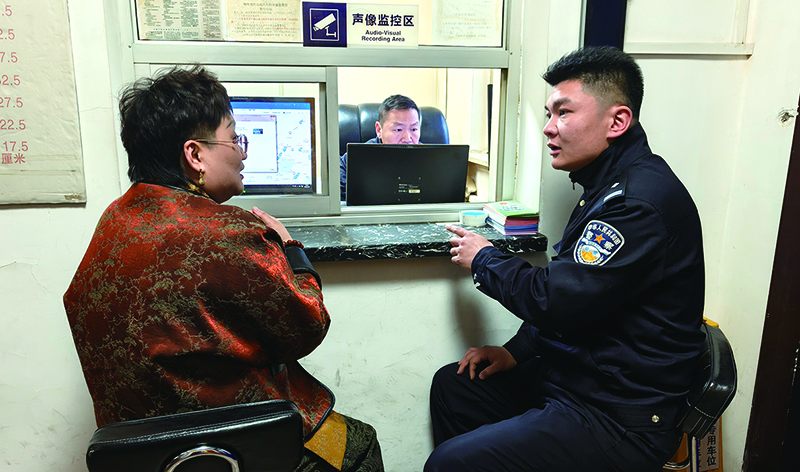 民警通过监控帮市民寻找丢失的手机