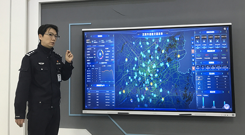指挥中心相关负责人为记者演示交通态势感知系统