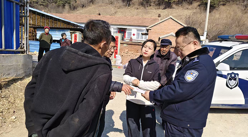 头题图,聂家满族乡调委员主任高翠(中)和派出所、司法所工作人员到张某家调解围墙分界纠纷。