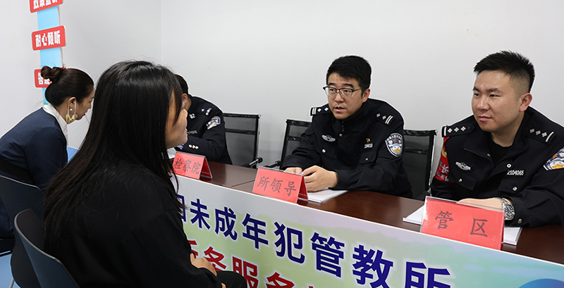 “护航青春普法宣讲团”普及法律知识。