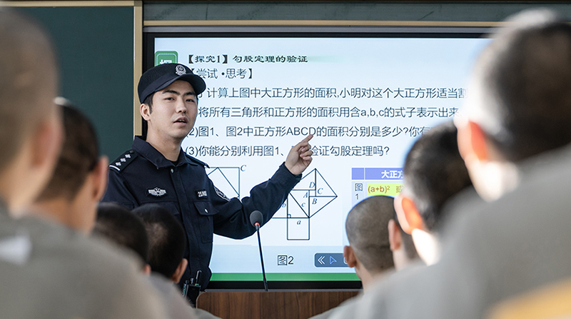 狱务公开日,监狱民警向未成年罪犯教育介绍改造情况。