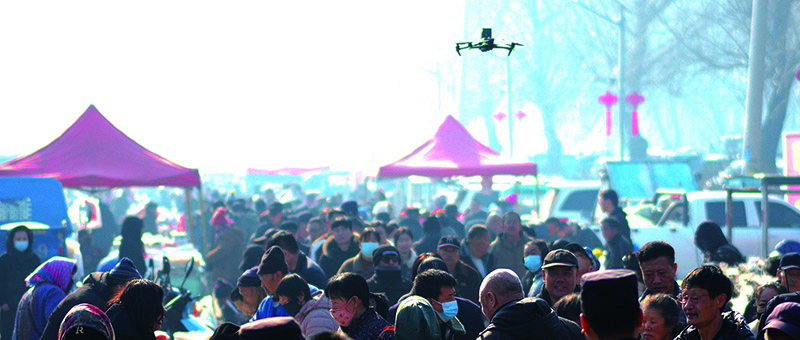 二题图，3月15日，调兵山公安利用无人机在晓明镇大集开展巡逻防控及反诈防盗宣传活动。