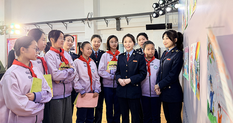 学生们在活动中了解了许多税法知识