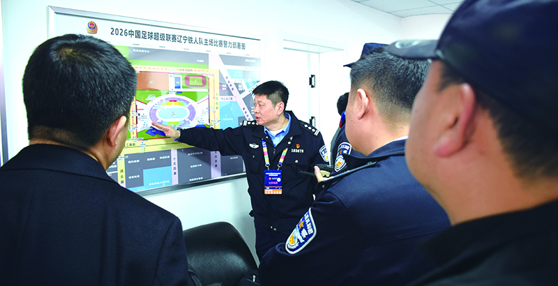 沈阳市公安局治安管理支队大型活动管理大队大队长李斌在部署安保警力。