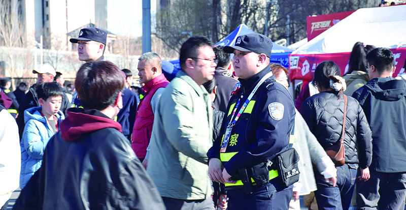 民警在安检口值守。2