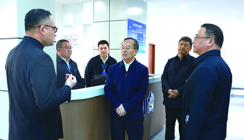 省委常委、政法委书记郑艺（中）在葫芦岛市社会治安综合治理中心与工作人员深入交流。