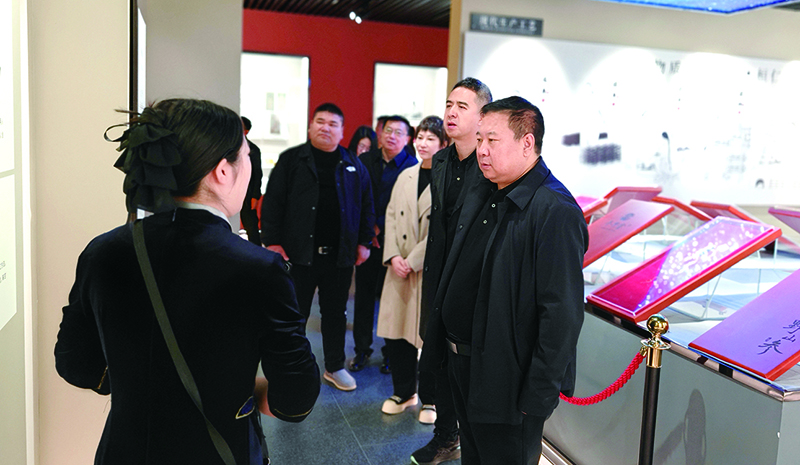 本溪中院党组书记、院长李景会(右一)参观辽宁参中堂健康产业股份有限公司