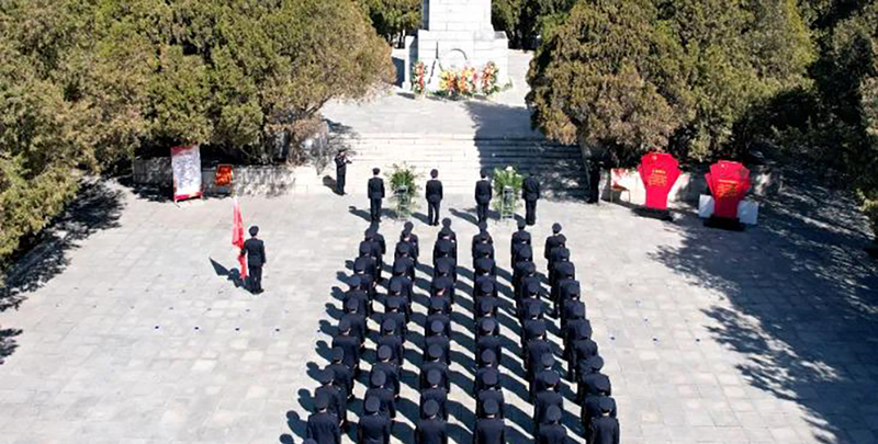 头题图，凌源第一监狱民警肃立默哀。