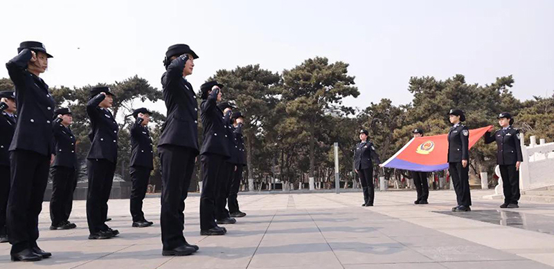 头题图，辽宁省女子监狱组织民警重温入警誓词。