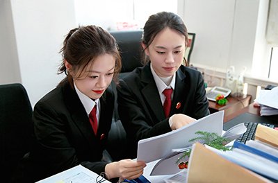 吴依恬法官（右）与法官助理惠曼共同研究案件