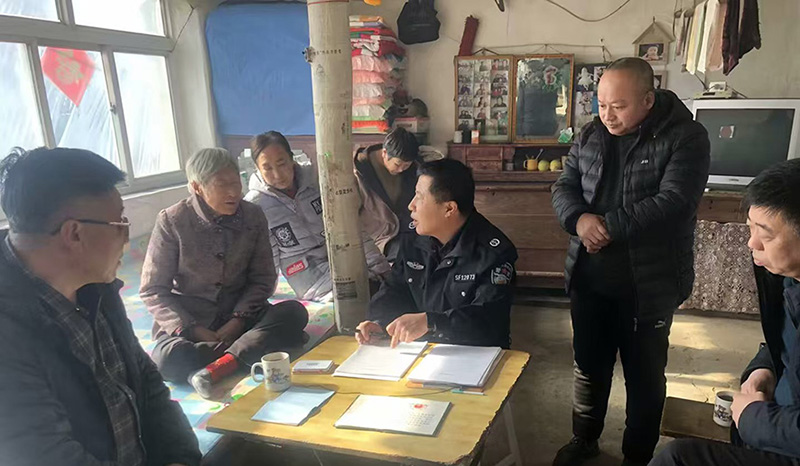 郑松岩(中)在老人家中耐心调解