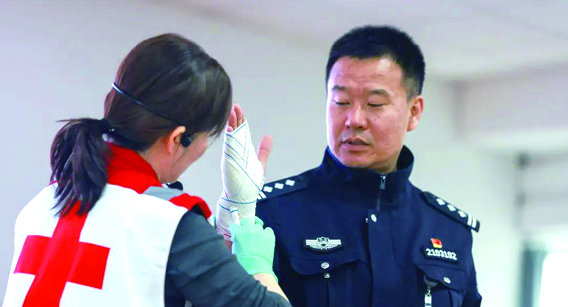 二题图，救护人员讲解创伤止血包扎。燕君 摄