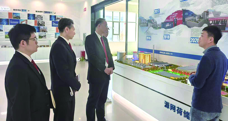 法官们实地查看控制中心和生产线