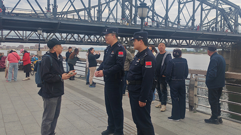 记者采访临江边境派出所民警