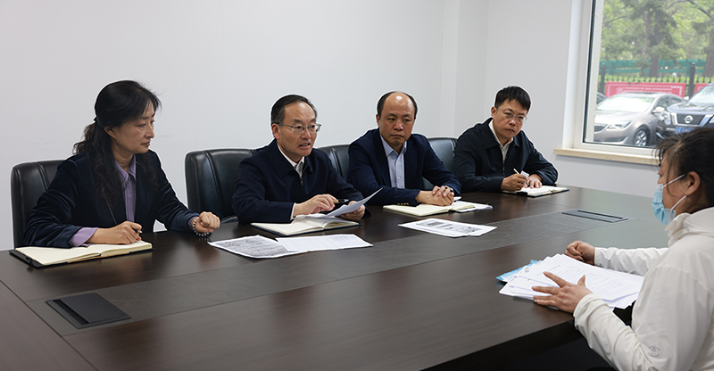 省委常委、政法委书记郑艺（左二）在省信访局接待来访群众