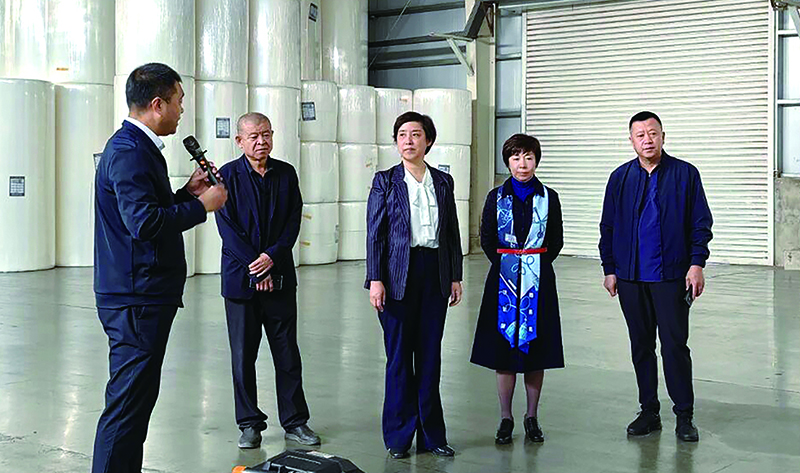 阜新中院党组书记、院长夏妍（左三）一行到辽宁源木环保纸业有限公司走访调研，为企业提供精准司法服务，助力提升企业综合竞争力，服务保障阜新经济高质量发展。