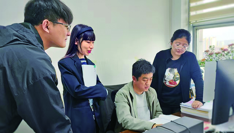 铁岭县人民检察院刑检部门干警研究分析案件