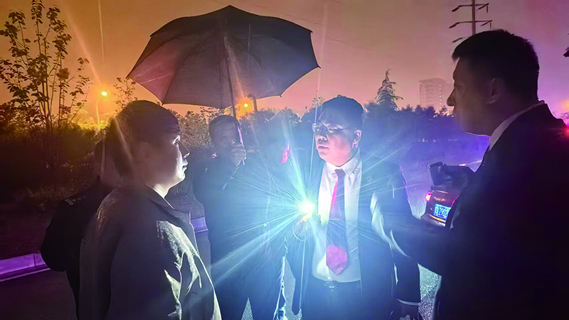 4月22日24时，办案干警冒雨现场勘验、核查情况。（受访单位供图）