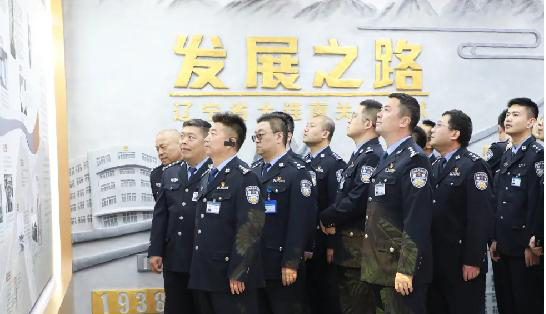 二题图,民警参观监狱发展成果展示长廊。侯小林 摄