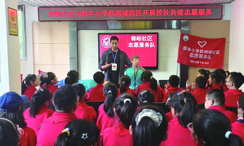 本溪图，小志愿者认真学习急救知识