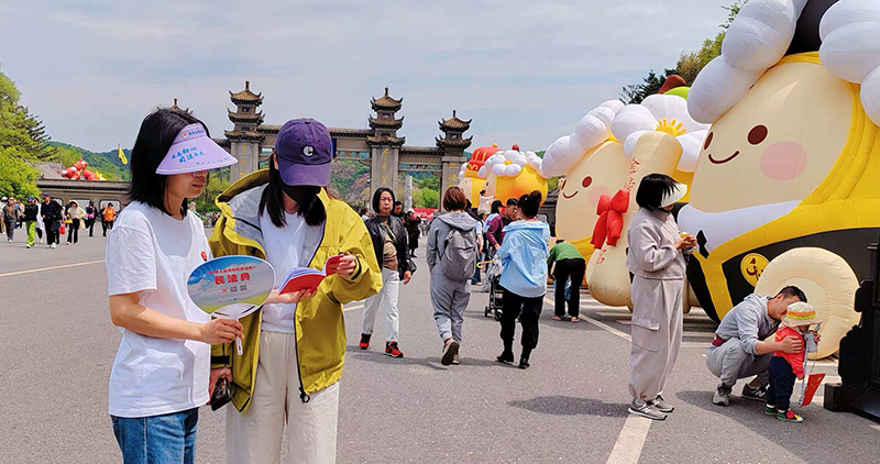 鞍山市铁东区司法局工作人员在千山景区向游客普法。