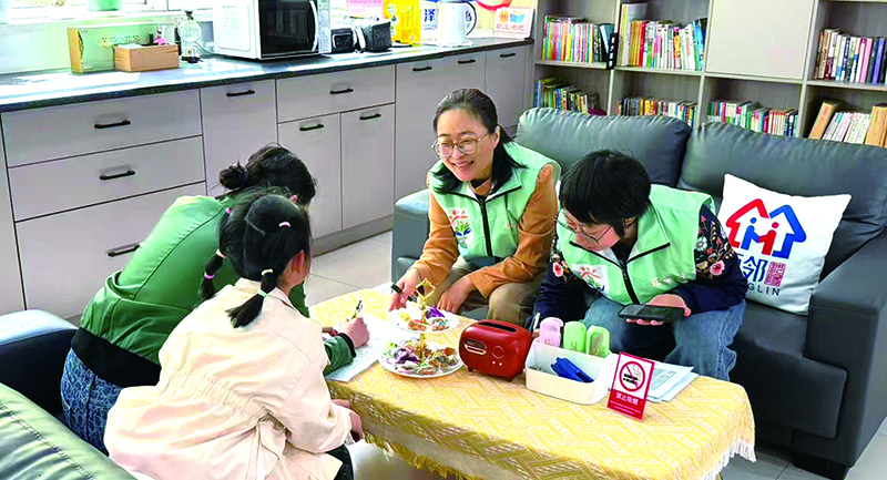 三题图，沈阳市未成年人救助保护中心人员和心理健康专业社工对困境儿童开展心理健康服务。陈雨茜  摄