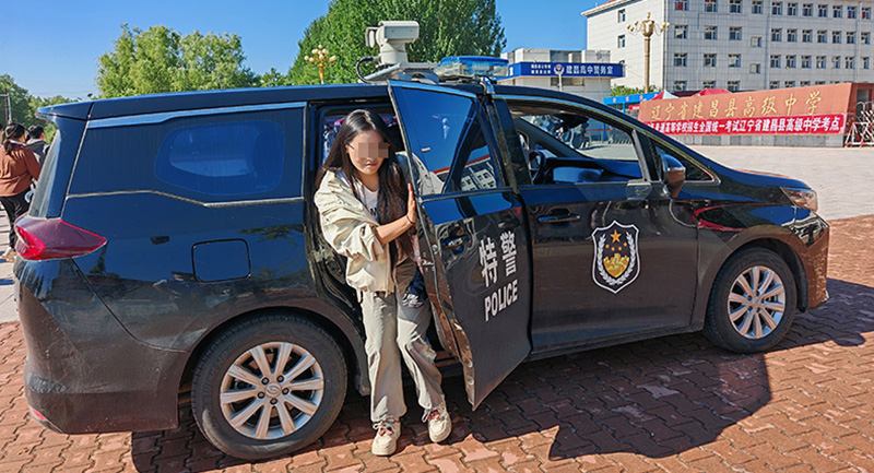 建昌稿，护送考生取回准考证   张振楠 摄