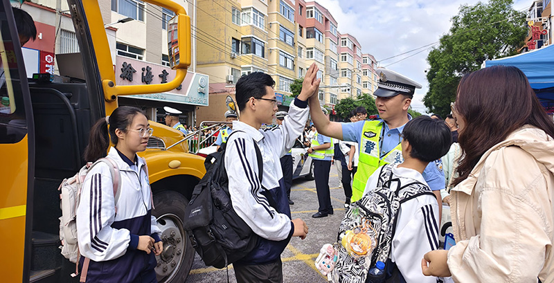 锦州稿，考生进考场前和民警击掌（受访单位供图）