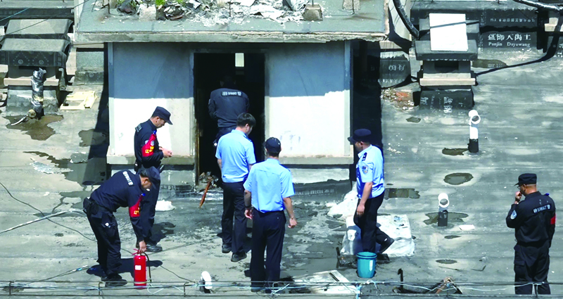 明火被扑灭后,民警们正在清理现场。图片为无人机拍摄画面